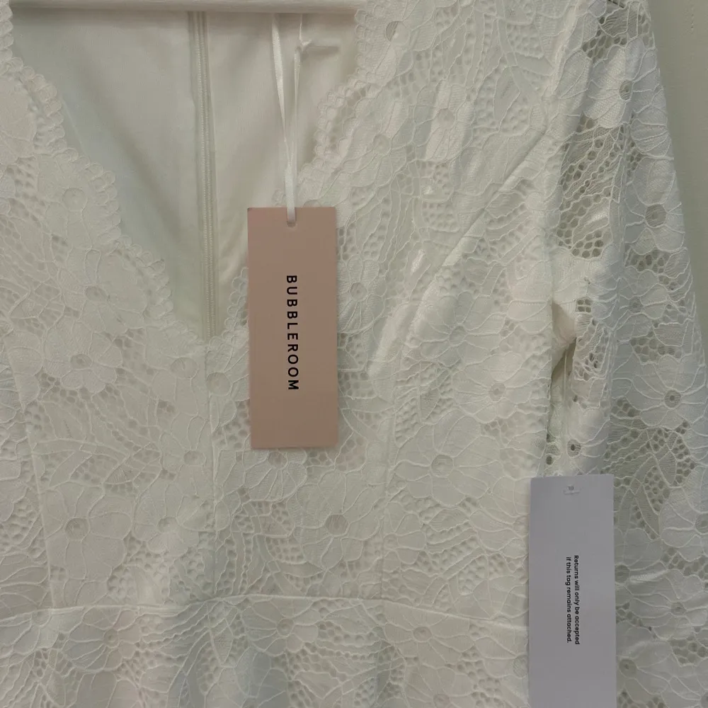En vit långärmad studentklänning från bubbleroom som tyvärr beställdes i fel storlek 💕säljer för 500kr - ordinarie pris 799kr. Personen står för egen frakt 🩷. Klänningar.