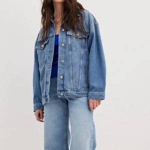 Jeansjacka  - JEANSJACKA i helt nytt skick med prislapp!💗 perfekt till våren och sommaren. Skriv för bilder! Priset kan diskuteras vid snabb affär.