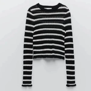 Sjukt snygg Zara tröja! Perfekt som fest topp eller annat. Säljar pga. Att jag har två av den. Storleken är i S - Sjukt snygg Zara tröja! Perfekt som fest topp eller annat. Säljer pga. Att jag har två av den. Storleken är i S. Jag kan tänka mig att mötas upp i Stockholm❤️