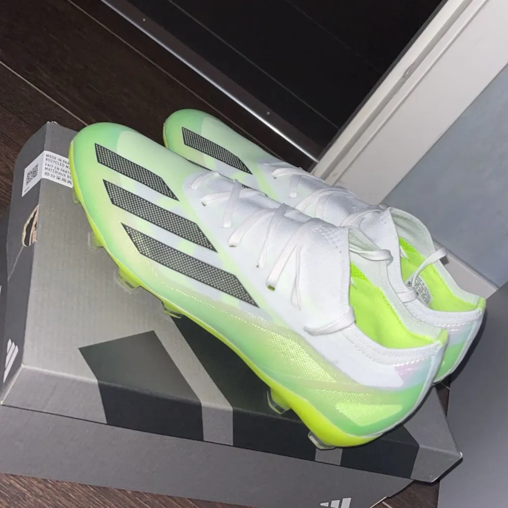 Adidas crazy fast fotbollskor helt nya använd en gång. Inga skador eller smuts på dom. Storlek 41 1/3 lätta och snabba skor. Funkar för både konstgräs och vanligt. Anledning till att jag säljer dom e för att dom va lite stora för mig.  Jag köpte dom . Skor.