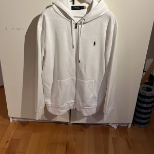 Ralph Lauren Hoodie - Säljer denna fina hoodie då den är för stor för mig.  Köpt för 2199kr på Ralph Lauren butiken i Hede, Kungsbacka. Pris kan diskuteras Skick: 10/10 (använd 2 ggr) Storlek: XL men passar L  