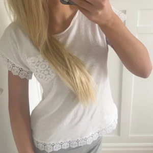 SPETS T-SHIRT - En jätte fin spets tröja från Lindex tror jag, bra skick inga defekter och passar bra med tex ett par svarta jeans❤️