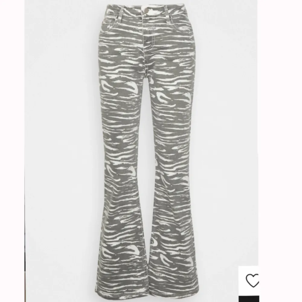 Säljer dessa trendiga byxor i zebraprint från guess. Endast använda 2 gånger så är i bra skick, storlek 26/32 men är relativt stretchiga. Nypris 1000 kr! ⭐️⭐️🤗. Jeans & Byxor.