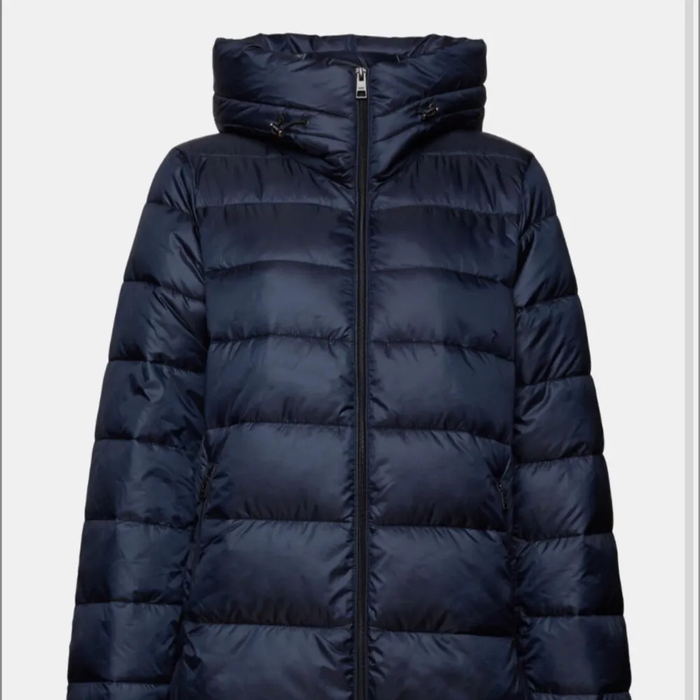 Jättefin mörkblå jacka från Esprit, knappt använd och inga defekter. Köpt för 1200kr💗. Jackor.