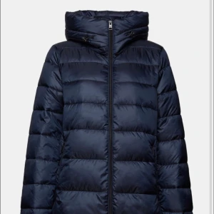 Esprit Jacka - Jättefin mörkblå jacka från Esprit, knappt använd och inga defekter. Köpt för 1200kr💗