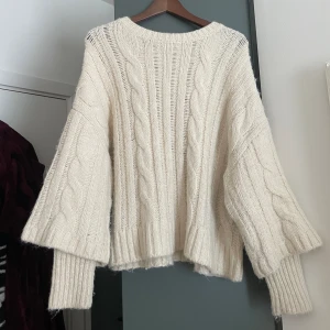 Stickad - Stickad från Zara, använd bara ett fåtal gånger, skriv för fler bilder, nypris ca 900 kr💗