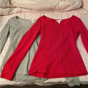 Säljer nu dom här två långärmade tröjorna från H&M! Aldig använda då dom var förstora på mig❤️ Säljer båda för 99!💗