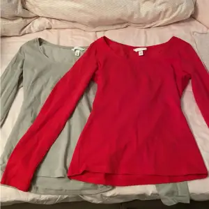 Säljer nu dom här två långärmade tröjorna från H&M! Aldig använda då dom var förstora på mig❤️ Säljer båda för 99!💗