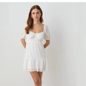Student / skolavslutningsklänning 🩷 - Jättesöt sommar klänning från gina tricot som jag bara har använt 1 gång så den ser helt ny ut. Köpte för 500