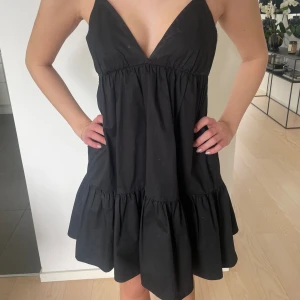 Fin svart klänning  - Fin enkel klänning, endast använd 2 gånger🖤😊