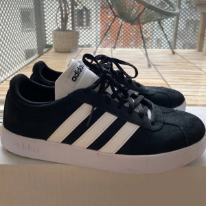 Adidas sneakers strl. 40  - Helt nya superfina sneakers, köpte förra veckan men efter en användning kändes de för små. Brukar ha 40, men skulle rekommendera dessa till er som bär 39 eller 38.5. Köptes för 749:- säljer för 500:-