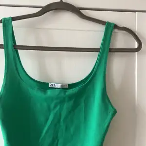 Jättefin grön klänning från zara med slits bak💘 den har gått sönder lite vid slitsen (se sista bilden) men går lätt att laga, storlek s men passar även xs
