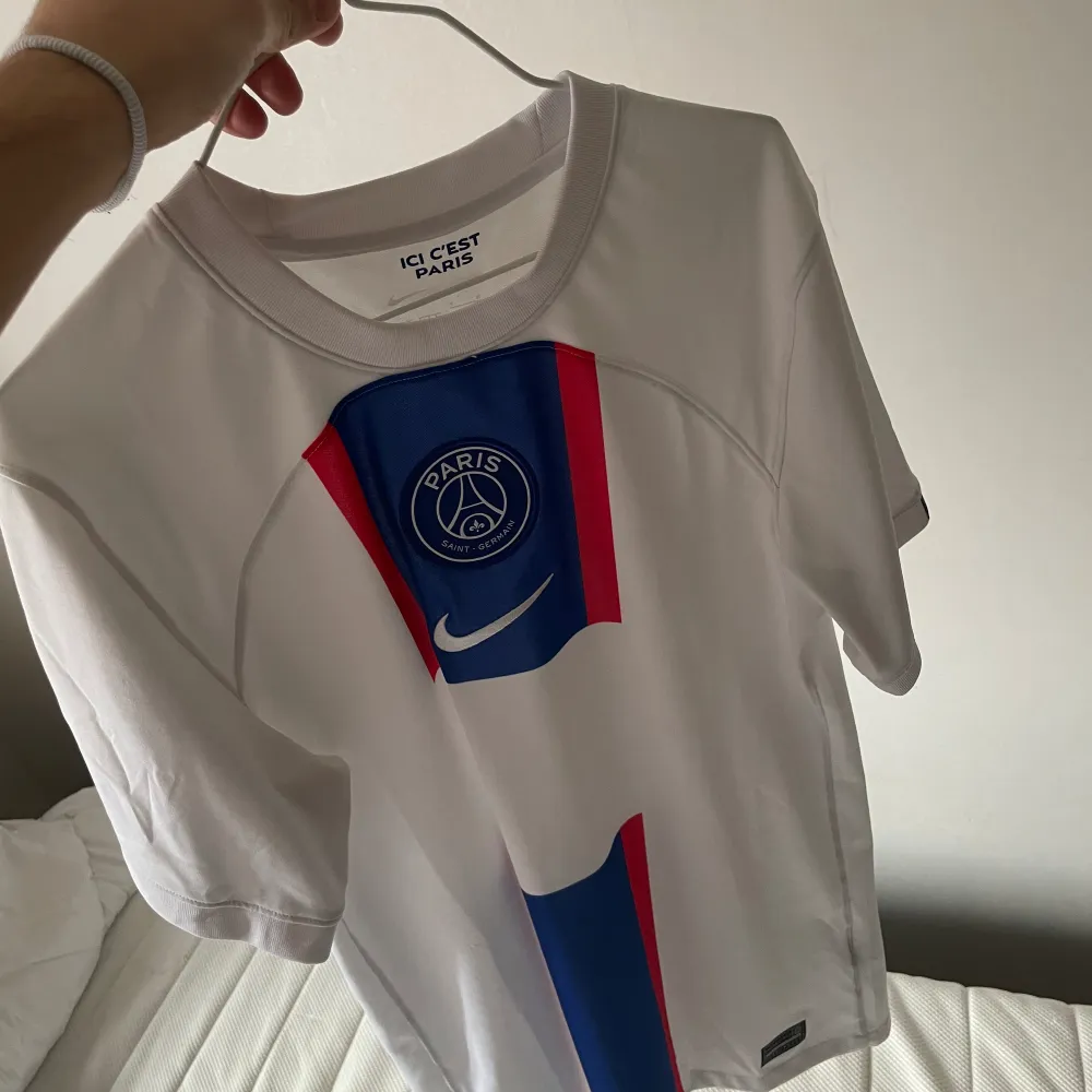 Psg t-shirt passar M/S, använd par gånger bara och originalpris är 800kr men säljs för 400kr. T-shirts.