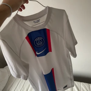 T-shirt - Psg t-shirt passar M/S, använd par gånger bara och originalpris är 800kr men säljs för 400kr