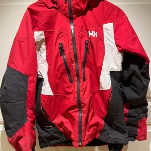 Helly Hansen Jacka  - Storlek S Man. Mycket fin Helly Hansen jack som är både vatten och vind tät. Som ny i skicket. Nypris 3000kr. Vårt pris 299kr + frakt.  Känner ni för att köpa flera produkter samtidigt kan vi komma överens om paketpriser och frakt🤝