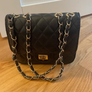 Väska - Fin väska som man kan välja själv hur man vill ha den💗skriv om du har frågor 