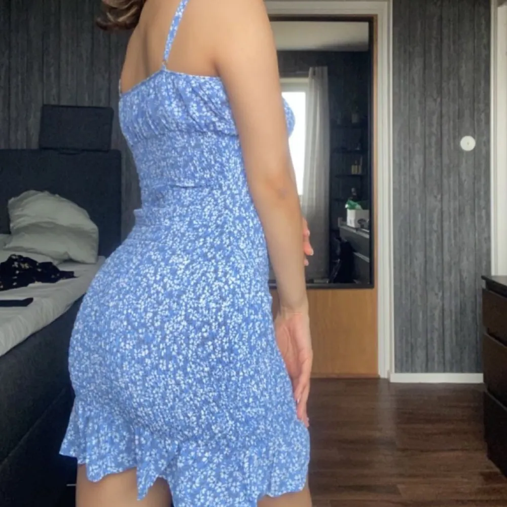Såå fin blå klänning som formar kroppen. Aldrig använt! Fick den i present. Perfekt till sommaren. Klänningar.