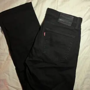 Säljer dessa Levis jeans jeans i modellen 514, W32 L32. Sparsamt använda och inga synliga anmärkningar. Skriv för fler frågor eller bilder!
