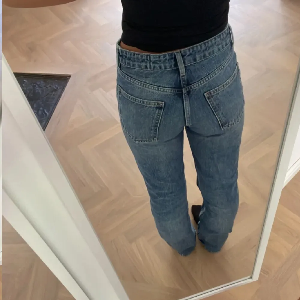 Säljer mina straigt mid waist Jeans från zara. De är nästan i helt nyskick och knappt använda❤️ säljer dem då jag känner att de inte kommer till användning☺️ pm om du undrar nått och använd gärna köp nu!❤️ . Jeans & Byxor.