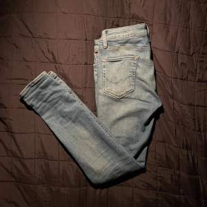 Säljer mina feta Jack and Jones jeans. Säljer de eftersom de aldrig kommer till användning. De är perfekta för dig som vill ha skinny jeans. De har inga defekter. Modellen är skinny fit/Liam. Storlek 31/32.