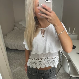 Vit blus - Säljer denna vita blus. Har du någon fråga är det bara att höra av dig🫶🏻