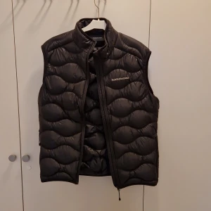 Peak Performance Down Vest - Säljer en peak performance väst köpt på stadium för 1300 Kr för några år sen, så har ej kvitto. Har nästan aldrig använt då jag inte gillar västar. Modellen heter: Peak Performance Helium Down Vest.