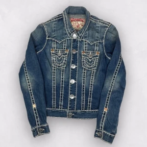 True Religion Jacka - Ascool True Religion Jeansjacka i jättebra skick 🙌 mått: bröst: 44cm, längd: 56cm, axlar: 37cm, ärmlängd: 64 cm, föll, 44cm. Kan passa både killar och tjejer men har en lite mer baggy fit på tjejer.  Pris kan diskuteras såklart. 