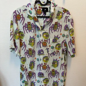 Kortärmad skjorta - Kortärmad skjorta från H&M med Rick and Morty tryck. Materialet är tunt och luftigt, perfekt till sommaren. 