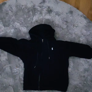 Polo kofta  - Polo kofta knappt använt den inga skador alls säljer den för att jag använder inte den mer.   