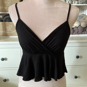 Somrig topp - En väldigt passade tröja till sommaren, inga täcken på användning men allmänt en väldigt härlig topp🤍💕