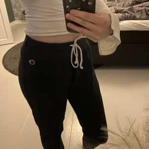 Champion mjukisbyxor lowwaist - Säljer dessa fina äkta champion mjukisbyxor. Har använt dom ganska mycket men de har inga defekter. Är inte så mycket för lowwaist så har inte använt så mycket de senaste åren
