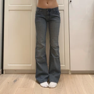 lågmidjade bootcut jeans💕 - Amerikansk storlek 12 men känns som W27! Midja 41,5 cm rakt över o innerben 83 cm. ja e 170 för referens. Defektfria!