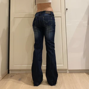 lågmidjade bootcut jeans💕 - midja 42 cm rakt över plus mycket stretch o innerben 83 cm ja e 170 för referens o håller in i midjan. Defektfria!
