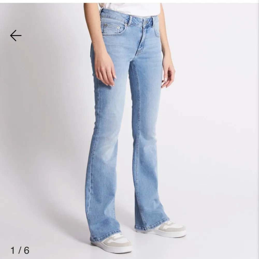 Jeansen är jättefina men andvänts aldrig och därför säljer jag dom 💗 jeansen har inga defekter och är i bra skick! Tveka inte på att höra av dig vid frågor 😇❤️. Jeans & Byxor.