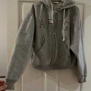 Axel Arigato legends zip hoodie - Använd en del men fint skick och inga fel, bara att fråga om du vill veta mer! 