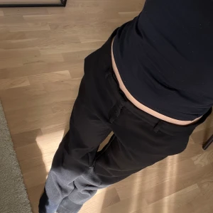 Kostymbyxor  - Säljer mina super fina lågmidjadr kostymbyxor från Nelly då de är för stora för mig 💕 De är använda men i super fint skick. Nypris 399kr 