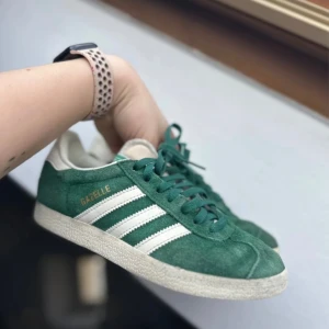 Adidas gazelle - Jättefina gröna adidas gazelle som är köpte på vinted💗passade tyvärr ej så säljer vidare💗skriv privat för fler frågor🙌🏻