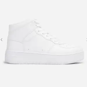 Säljer dessa vita sneakers från från märket lejon inköpta på skopunkten. Superfina och används endast en gång så dem är som nya.