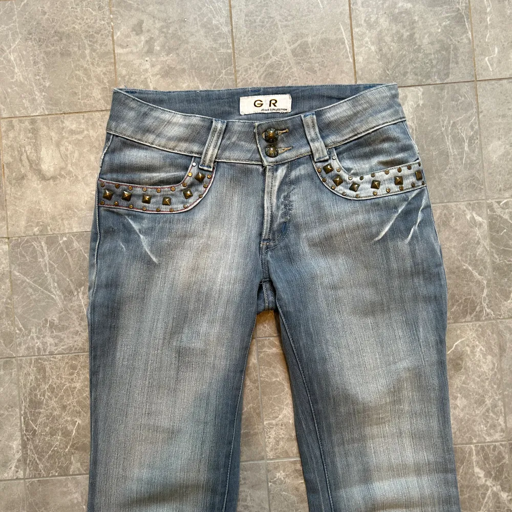 Super coola lågmidjade jeans med nitar vid fickorna, försmå för mig Midjemått: 37cm Innerbenslängd: 82cm . Jeans & Byxor.