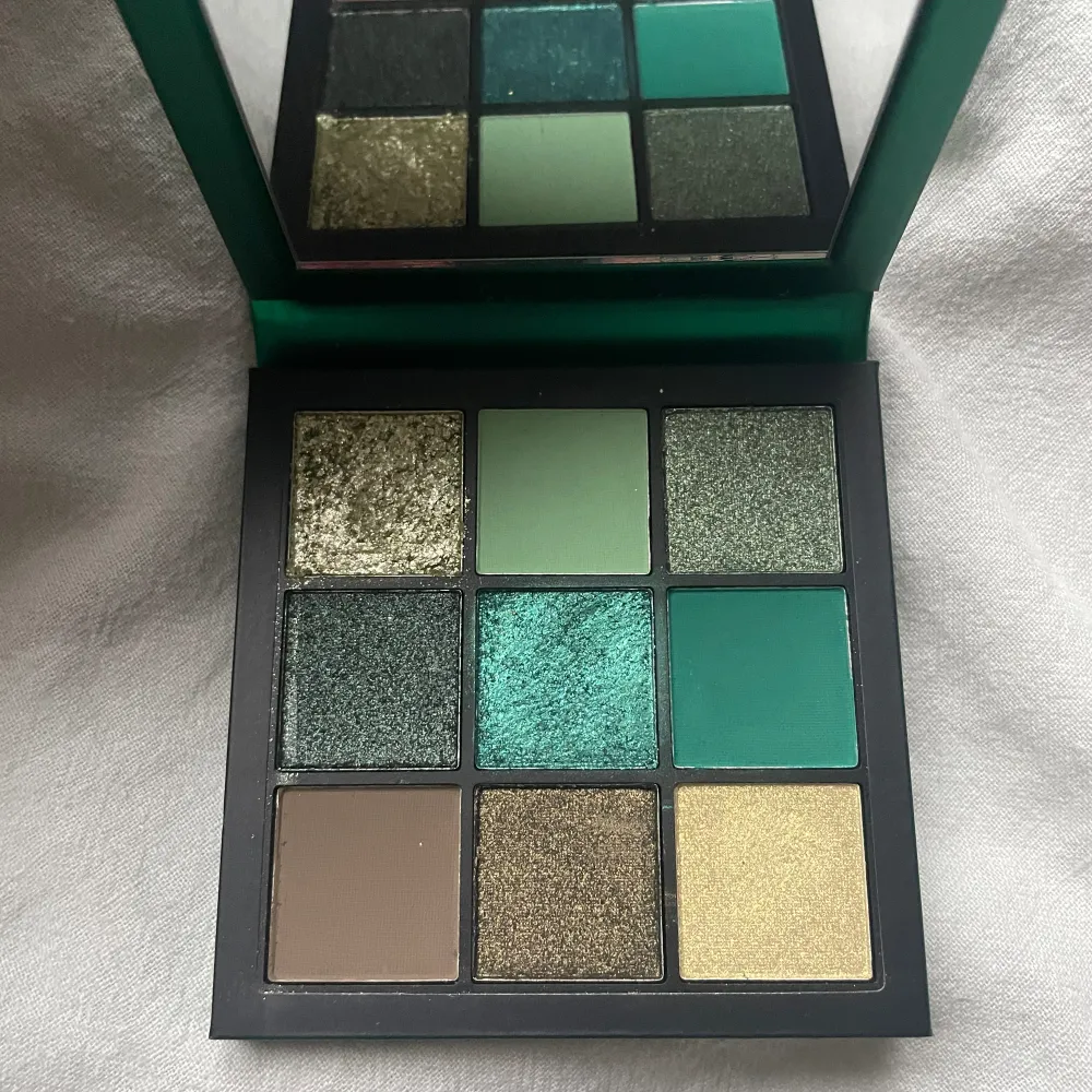 Denna huda beauty emerald obsessions ögonskuggspalett har använts endast en gång (se markerade skuggor bild 3). Färgerna är inga jag använder och därför säljer jag den! Nypris ca 300kr. Övrigt.