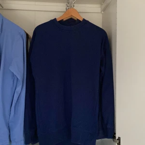 Sweatshirt  - En fin mörkblå sweatshirt utan defekter, 9/10 skick 