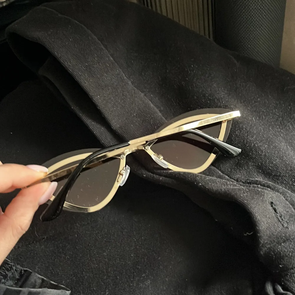  Helt nya och aldrig använda snygga glasögon med glitter detaljer runt ramen eller diamanter . Accessoarer.