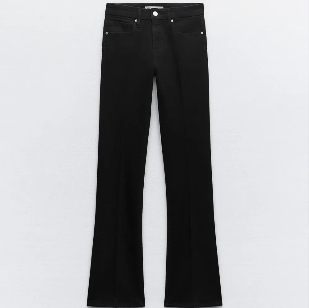 Säljer helt nya zara jeans pga kunde inte skicka tillbaka och var för små på mig ❤️ lågmidjade . Jeans & Byxor.