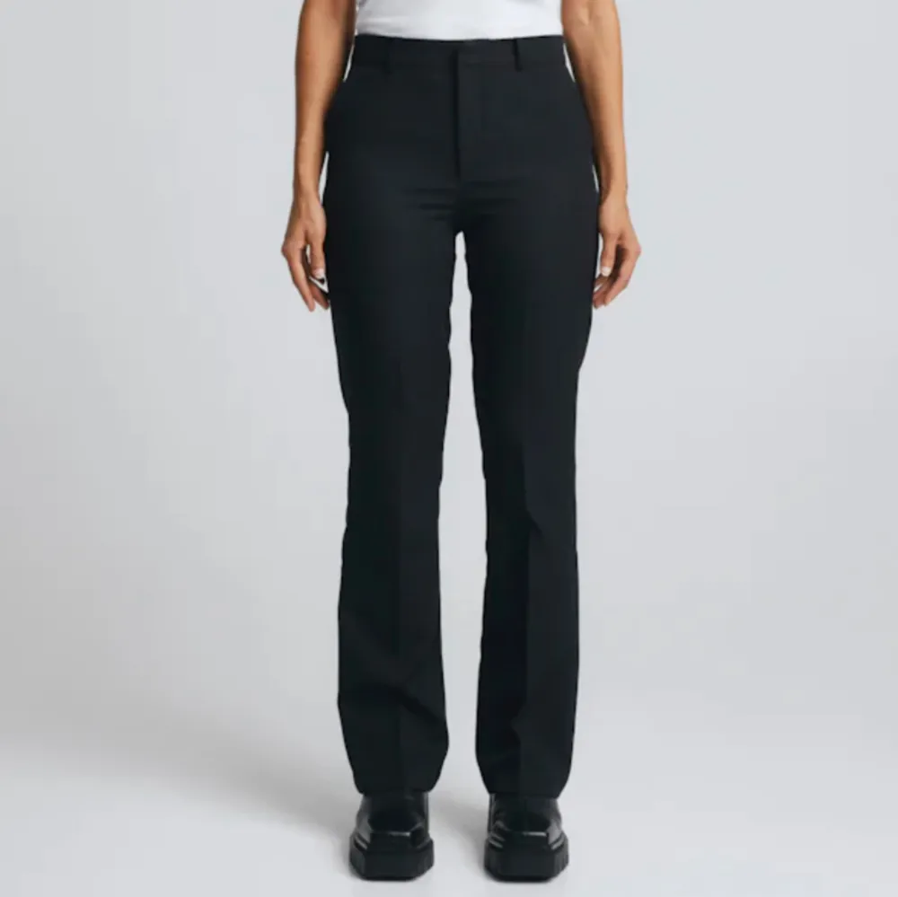 Mid waist kostymbyxa Vilma från BikBok, aldrig använd med prislapp kvar. Nypris 499kr, storlek XS 🩷. Jeans & Byxor.