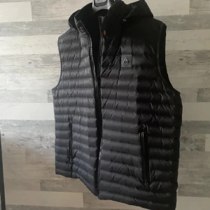 Moose knuckles - Säljer nu min väst som in längre passar. Skick: 9,5/10 knappt använd. 