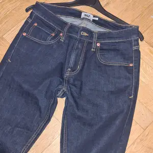 Mörkblå jeans, Storlek M, ungefär storlek 40. Midja 86 cm, Benlängd innermått 79 cm