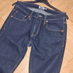 Mörkblå jeans - Mörkblå jeans, Storlek M, ungefär storlek 40. Midja 86 cm, Benlängd innermått 79 cm