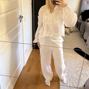 Linnebyxor💕 - Vita linnebyxor💕 Går att ha Lågmidjade eller midwaist, tjockare mudd i midjan Skriv för fler bilder! 