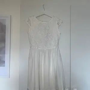 Hej! Säljer nu denna jätte fina vita klänningen som passar både till student eller skolavslutning. I ryggen så är det både knappar och en dragkedja!💗 Den är aldrig använd, och lappen sitter fortfarande på!🙂