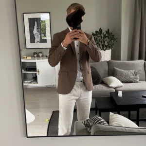 Kavaj  - Säljer en fräsch kavaj från Tiger of Sweden som matchar riktigt bra med ljusa kläder. Den är sjukt snygg till sommaroutfits.  Storlek: 46 ~ [M]  Skick: 10/10 Nypris: ~4500kr Finns Kvitto.   Kom privat för fler bilder eller några funderingar🤩 